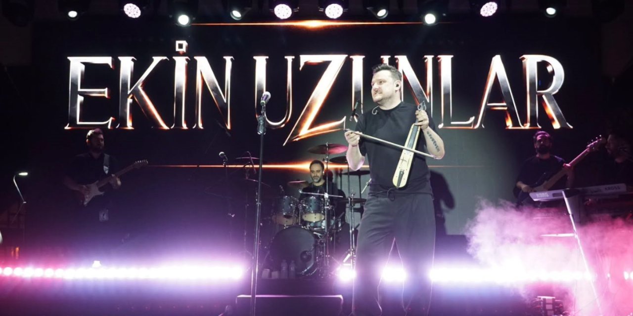 Ekin Uzunlar sahnede kemençe şov yaptı