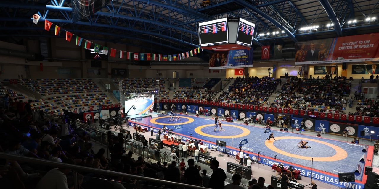 Kocaeli'deki uluslararası güreş turnuvası genç sporculara ilham oluyor
