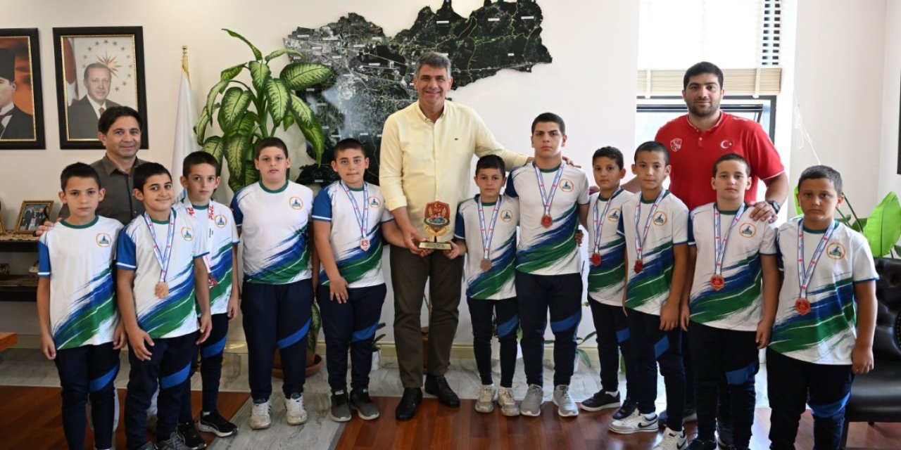 Kocaman, Şampiyon Güreşçilerle Buluştu