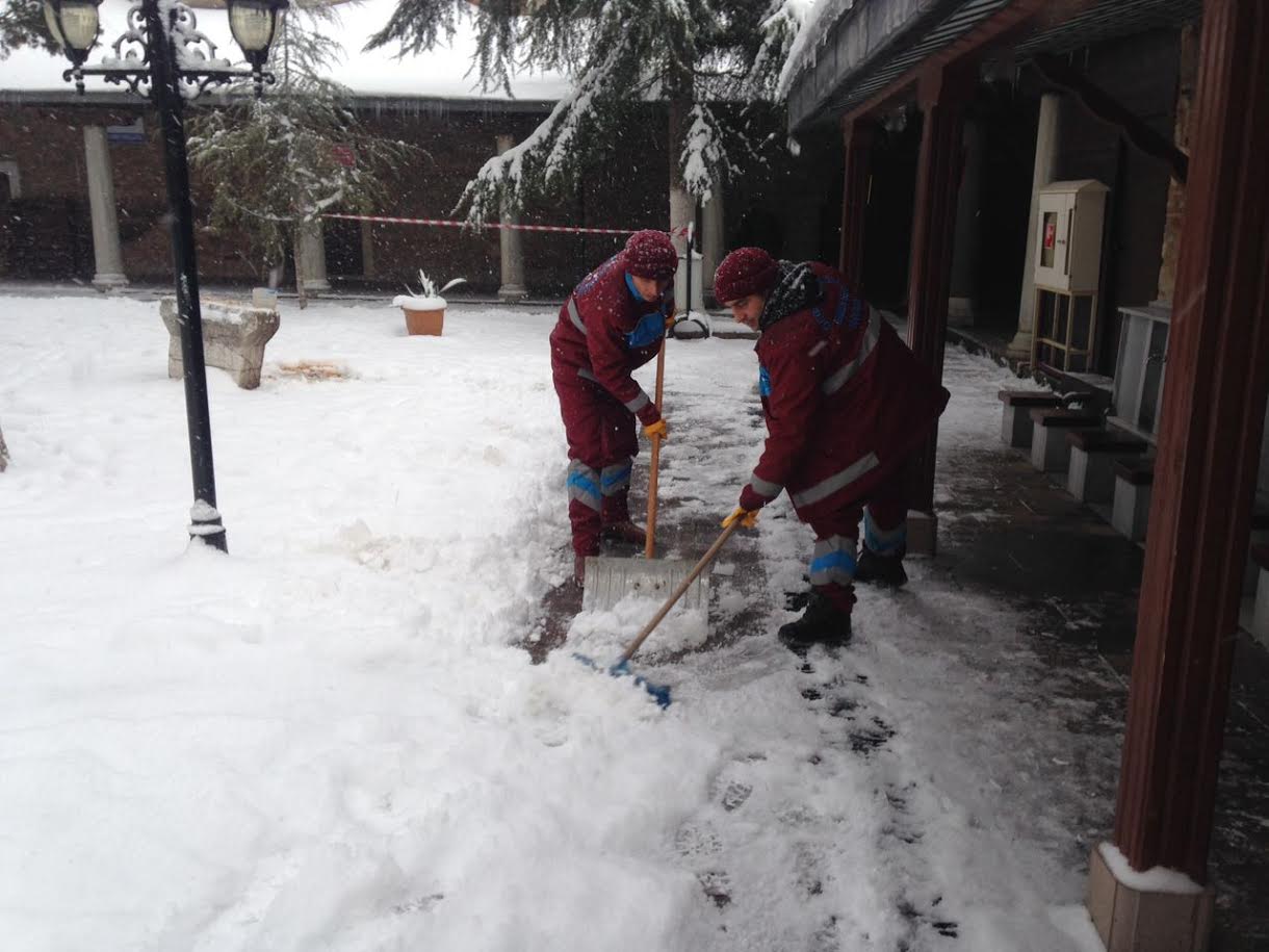 Avlu ve bahçeler kardan temizlendi