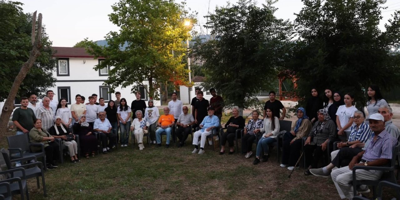 Gençler ile huzurevi  sakinleri bir araya geldi