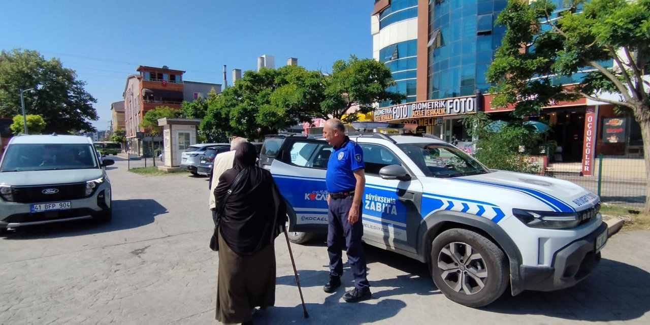 Büyükşehir Zabıtası yaşlı çifti yolda bırakmadı
