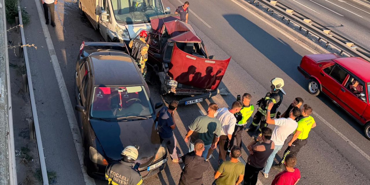 Kocaeli'de 3 araçlı zincirleme kaza