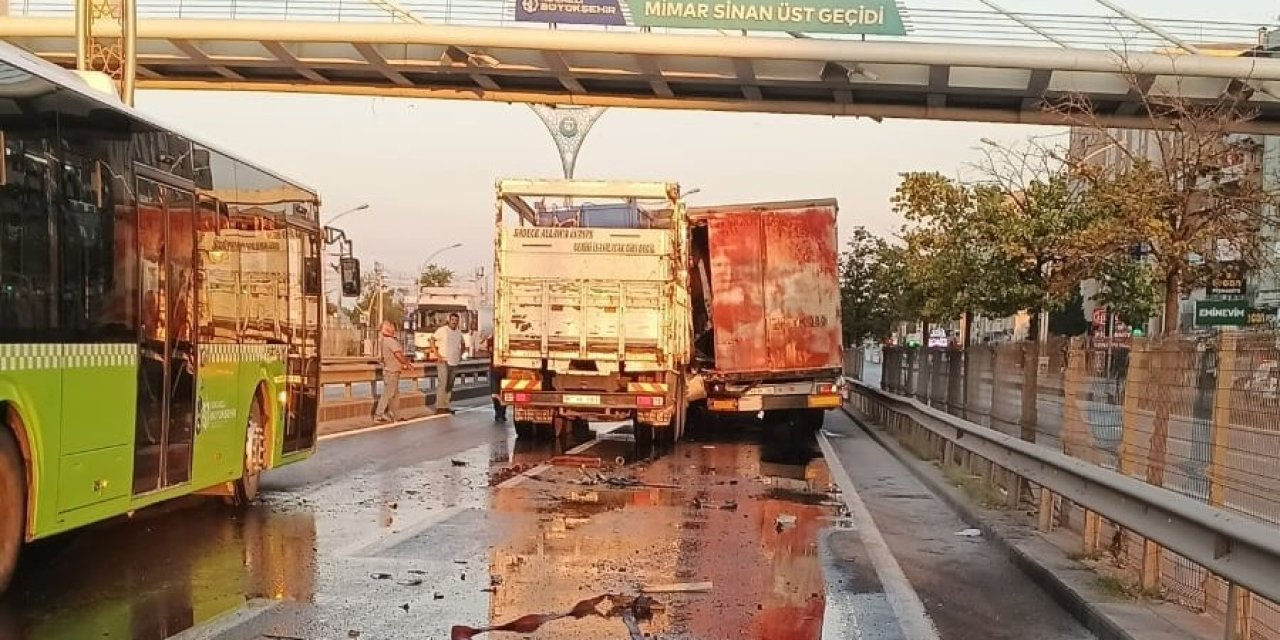 D100'de tıra çarpan kamyonun kupası ezildi