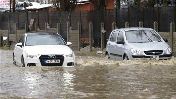 Eriyen kar yolları göle çevirdi