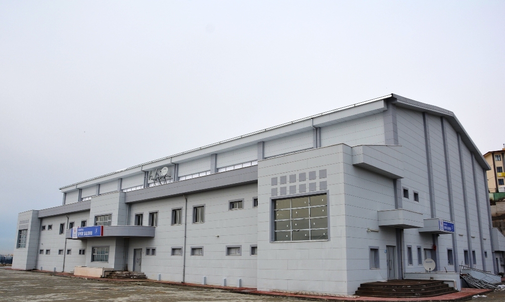 Kapalı spor salonu açılışa hazırlanıyor