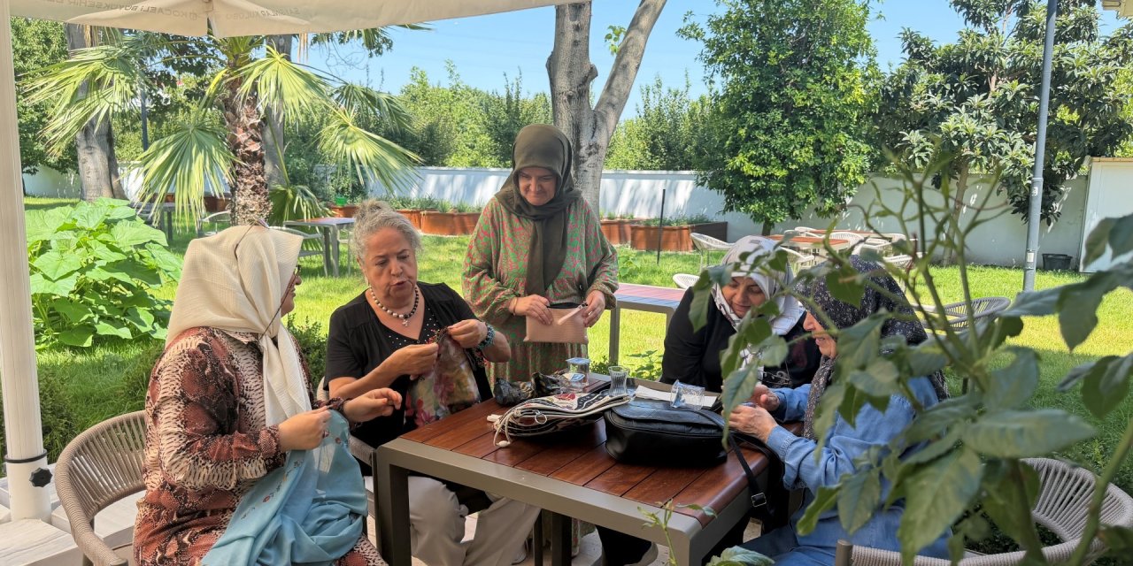 30 yıldır görmediği  arkadaşına kavuştu