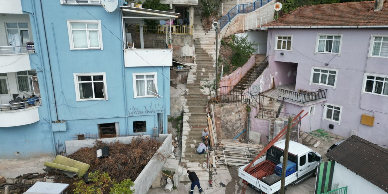 Serdar Mahallesi’ne  beton merdiven ve duvar çalışması