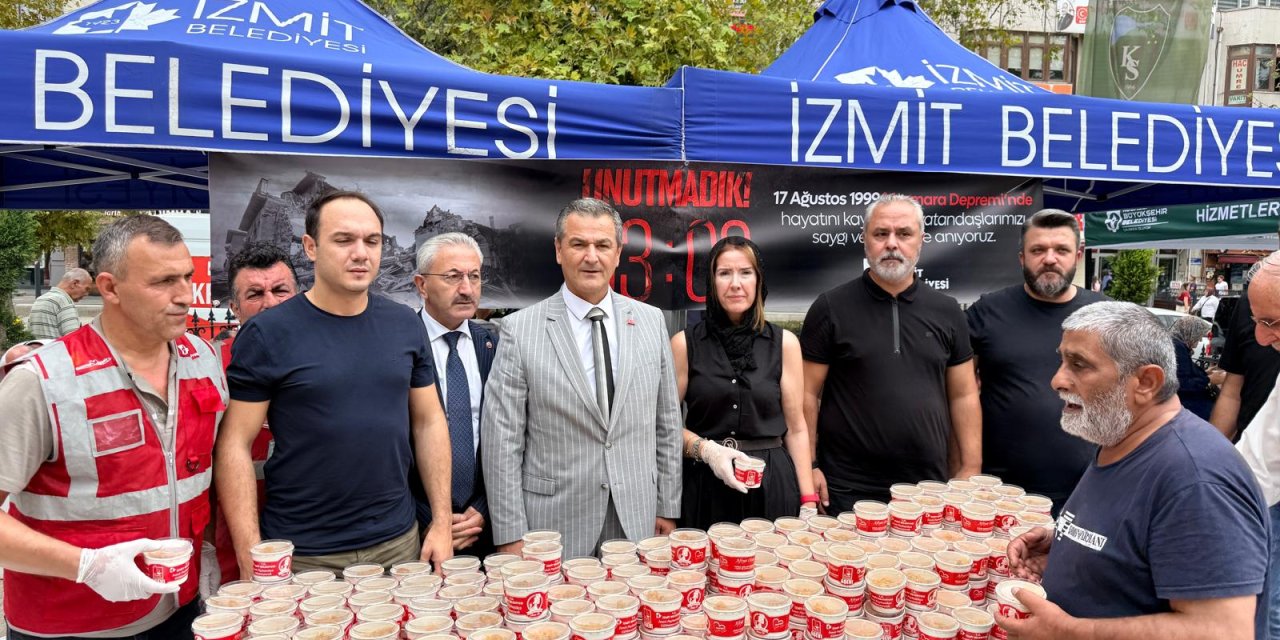 İzmit Belediyesi  anısına helva dağıttı