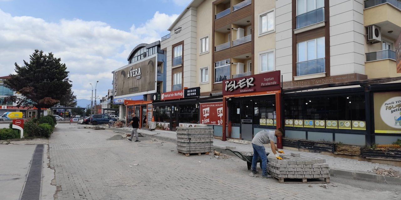 İzmit Belediyesi parkeleri yeniliyor