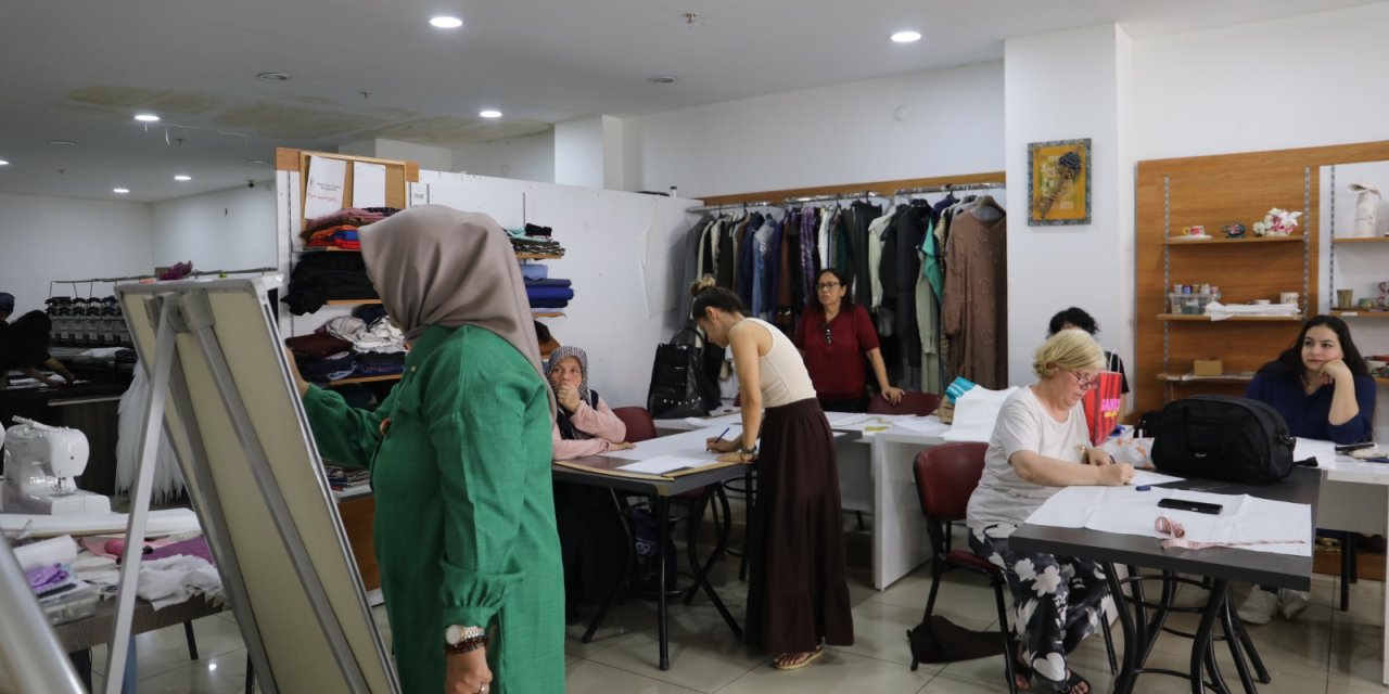 İzmit’te kadınlar yaz tatilini dikiş kursunda değerlendiriyor