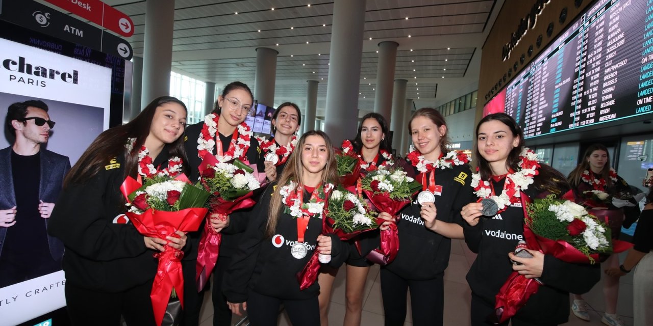 U17 Kız Voleybol Milli  Takımı çiçeklerle karşılandı