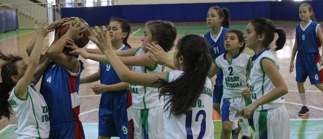 KÜÇÜK KIZLAR SALON’DA COŞTU