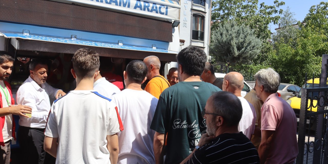 İzmit Belediyesi Cuma ikramlarına devam ediyor