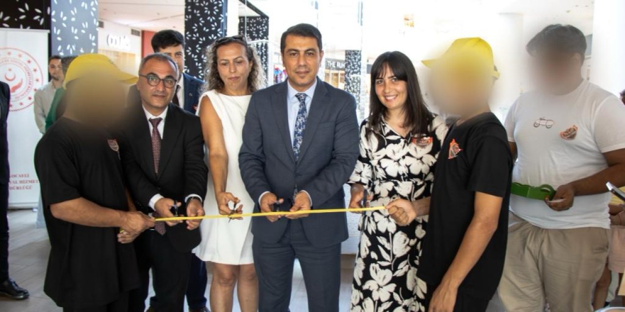 "Sarı Şapkalı Çocuk"  Sergisi Açıldı