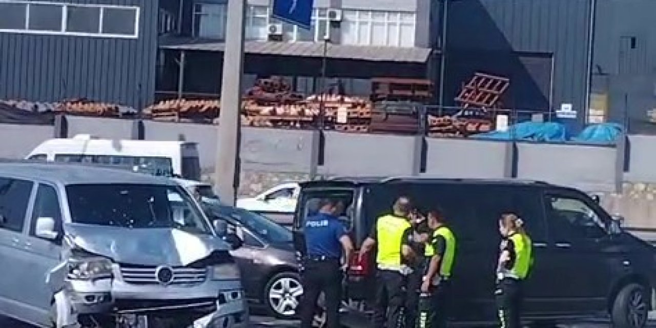 Kocaeli’de iki ayrı noktada 8 araç zincirleme kazaya karıştı