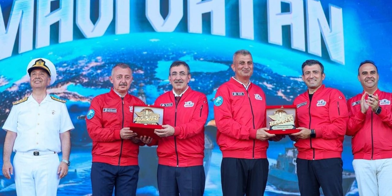 Başkan Sezer'e plaket takdim edildi