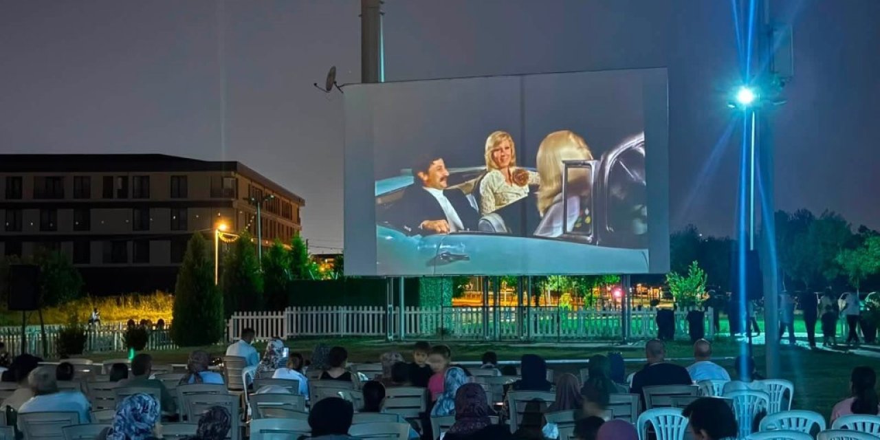 Kartepe'de açık havada sinema keyfi