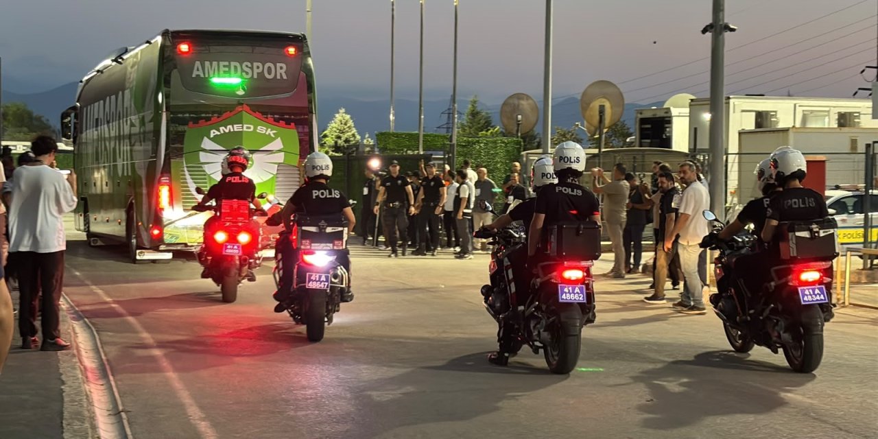 Kocaelispor- Amed SF maçı öncesi takımlar stada geldi