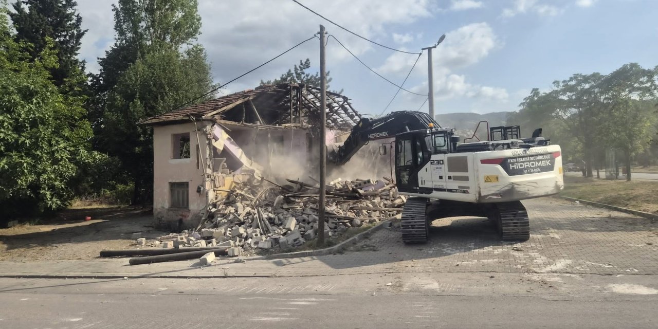 Gölcük'te 2 metruk   bina daha yıkıldı