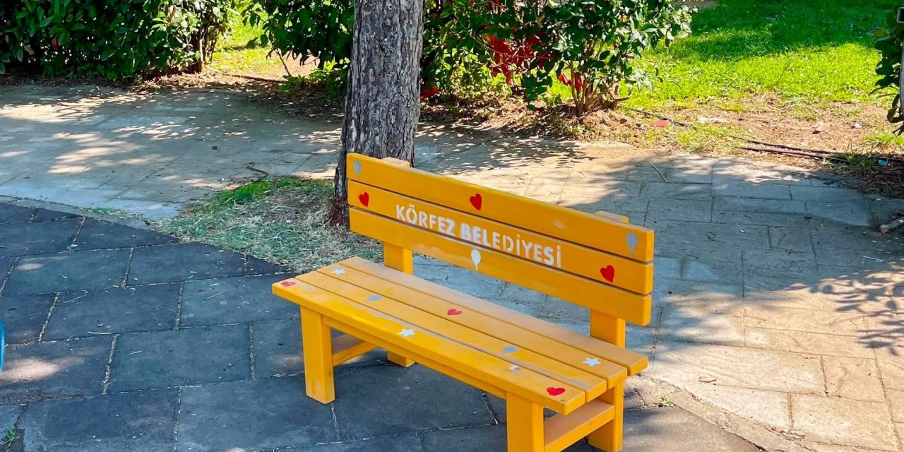 Çocuklar için parklara özel  oturma grupları yerleştiriliyor
