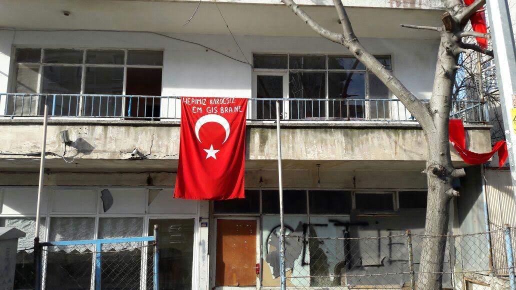 Türk bayrağının üzerine yazı yazdılar!