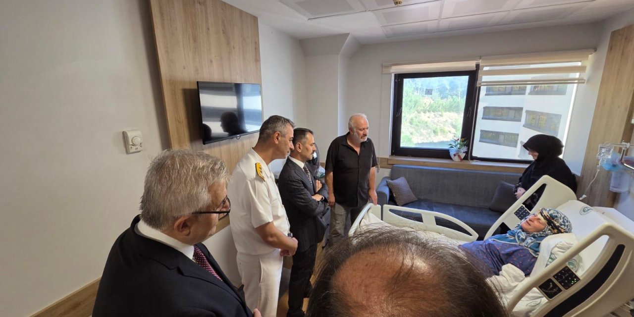 Vali Aktaş, Şehit Annesi Gül Sarı’yı Hastanede Ziyaret Etti