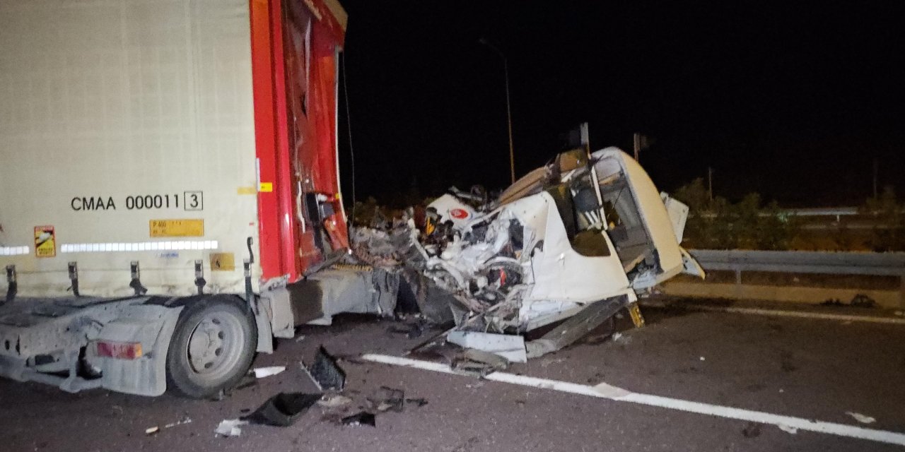 Tır ile otomobil çarpıştı: 1 ölü, 7 yaralı