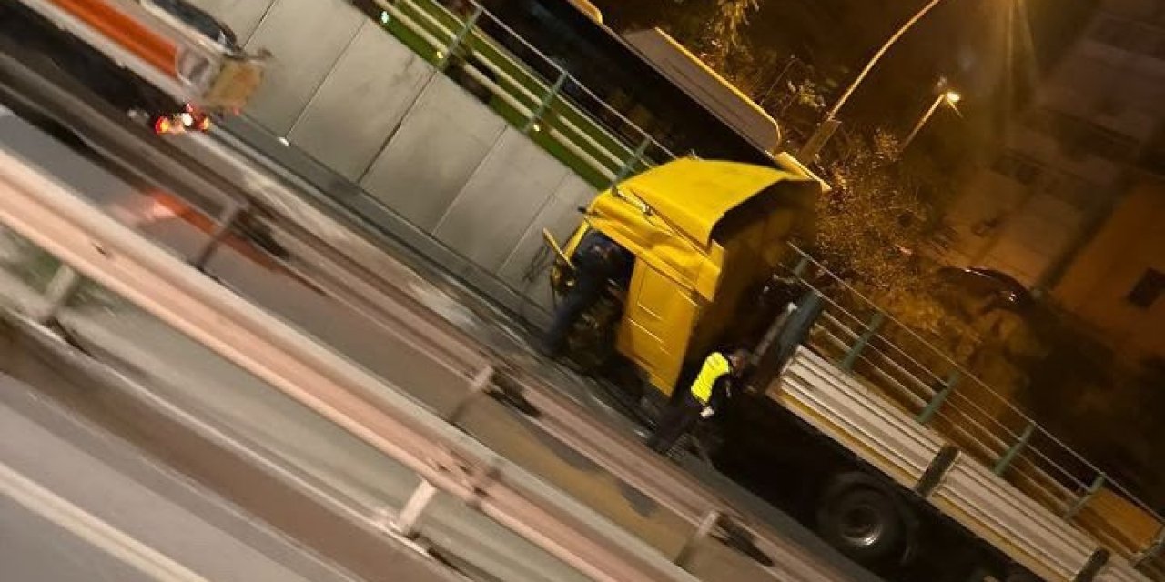 D-100'de tır duvara çarptı