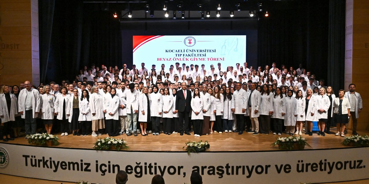 Genç hekimler beyaz önlüklerini giydi