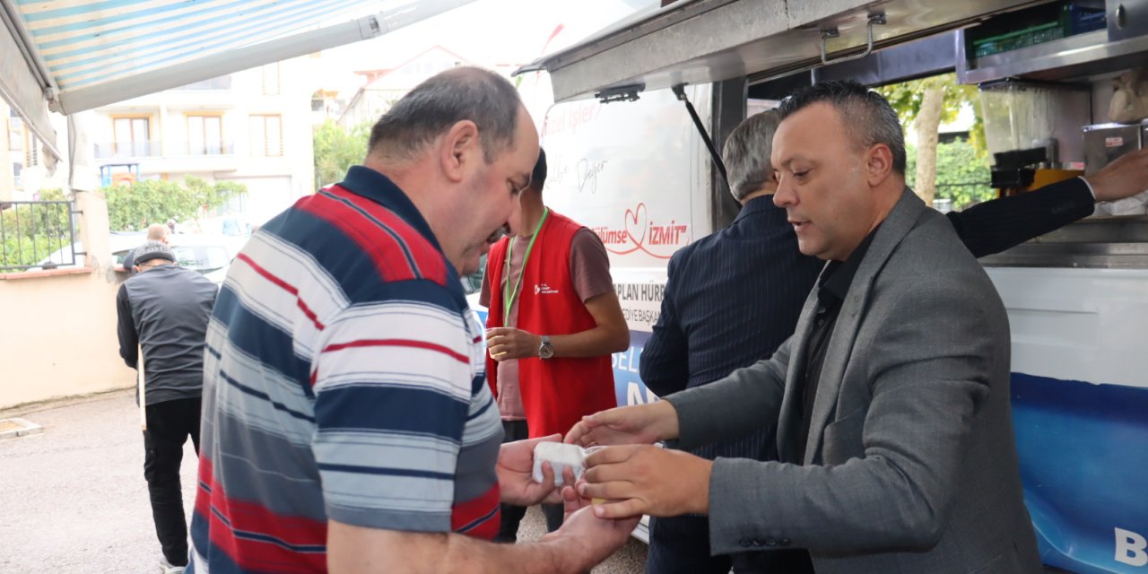İzmit Belediyesinden Yenimahalle’de ikram