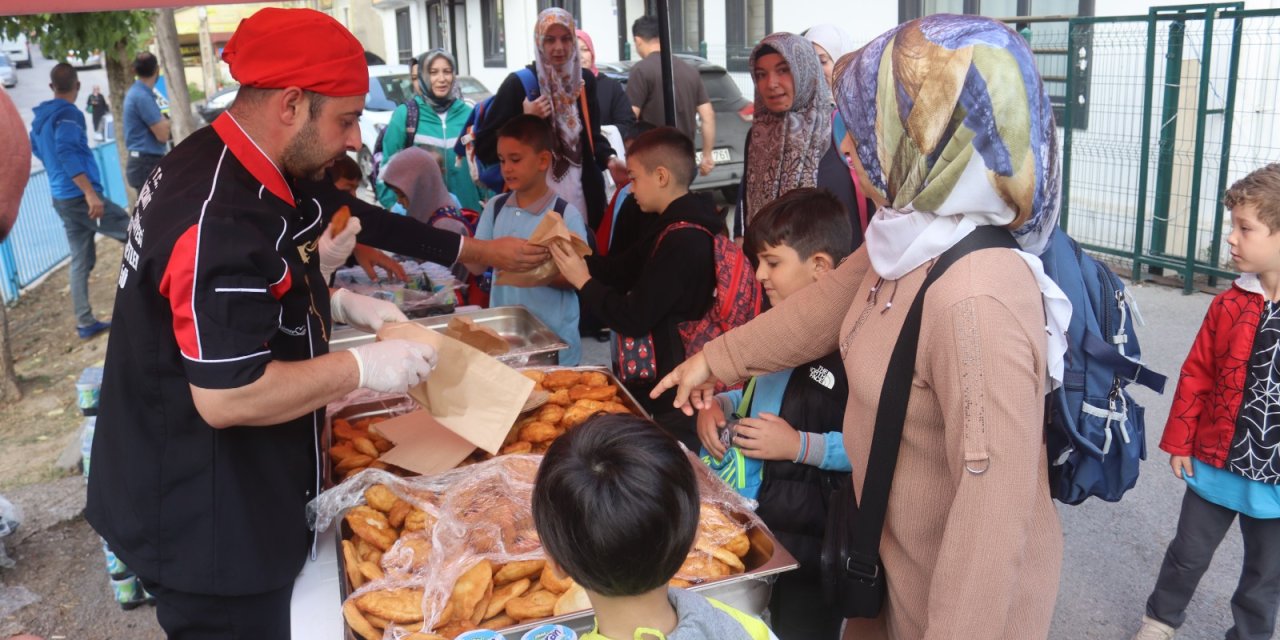 Öğrencilere hazırlanan ikramlar dağıtıldı