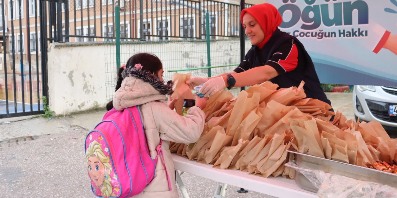 İzmit Belediyesinden öğrencilere pizza ve ayran ikramı
