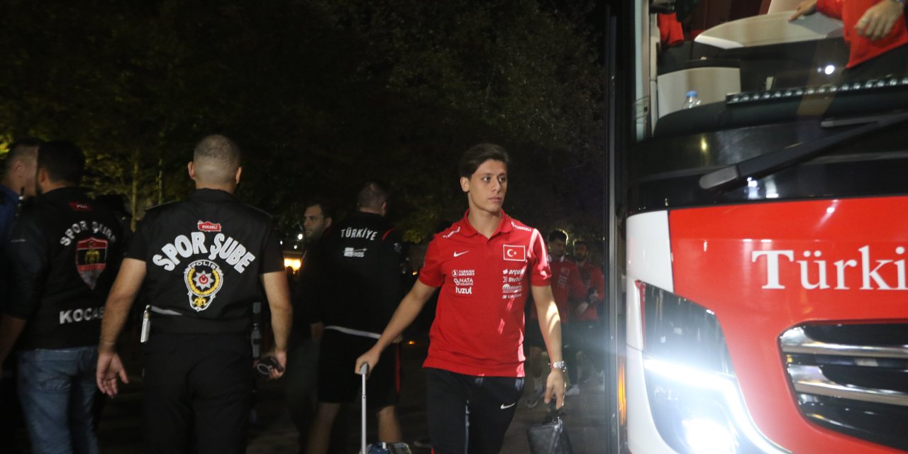 A Milli Futbol Takımı'nı otel önünde yüzlerce taraftar karşıladı