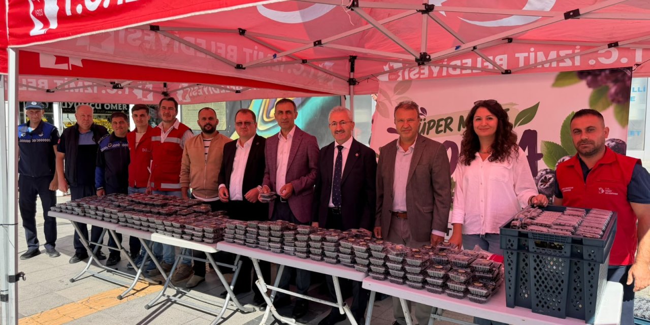 Öz kaynaklarıyla yetiştirdiği aronyaları vatandaşlara ikram etti