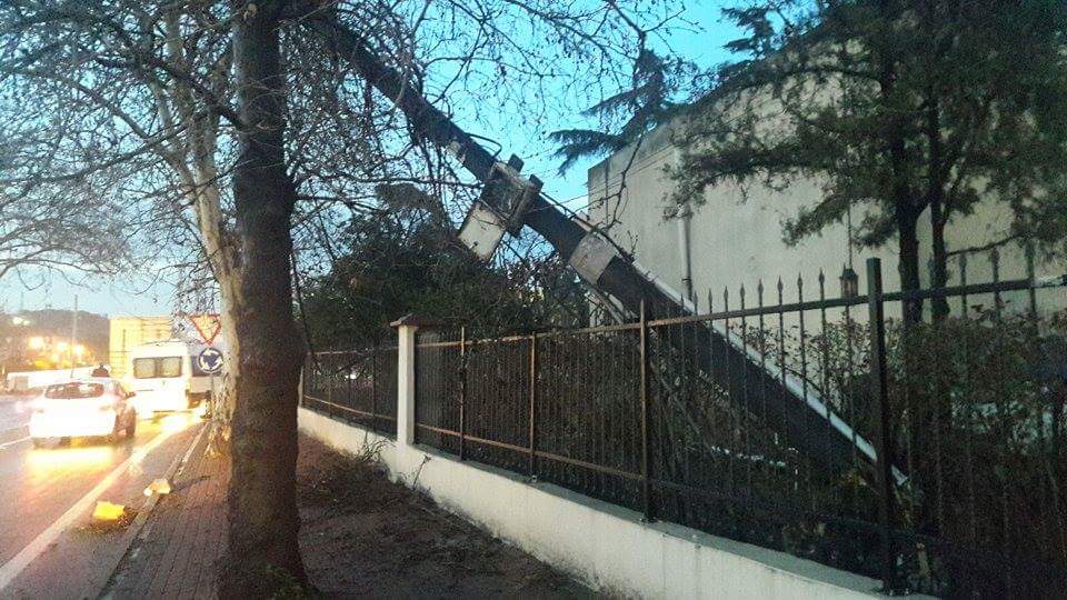 Elektrik direği tehlike saçıyor!