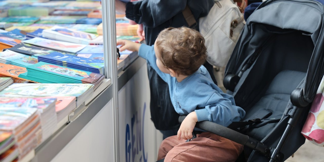 Minik eller bu fuarda ilk kitaplarını seçti