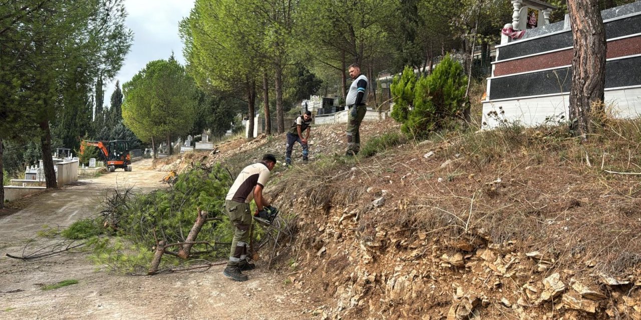 Gebze’deki mezarlıklarda yoğun mesai