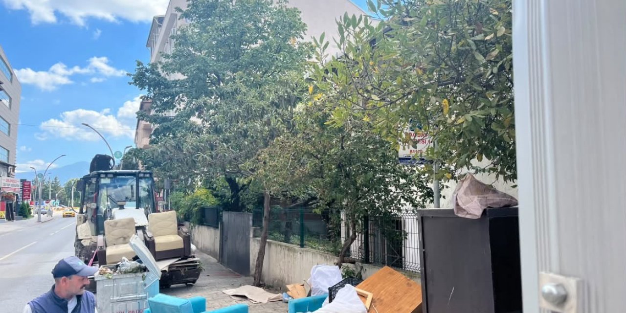 İzmit'te kaldırımdaki çöp yığını temizlendi