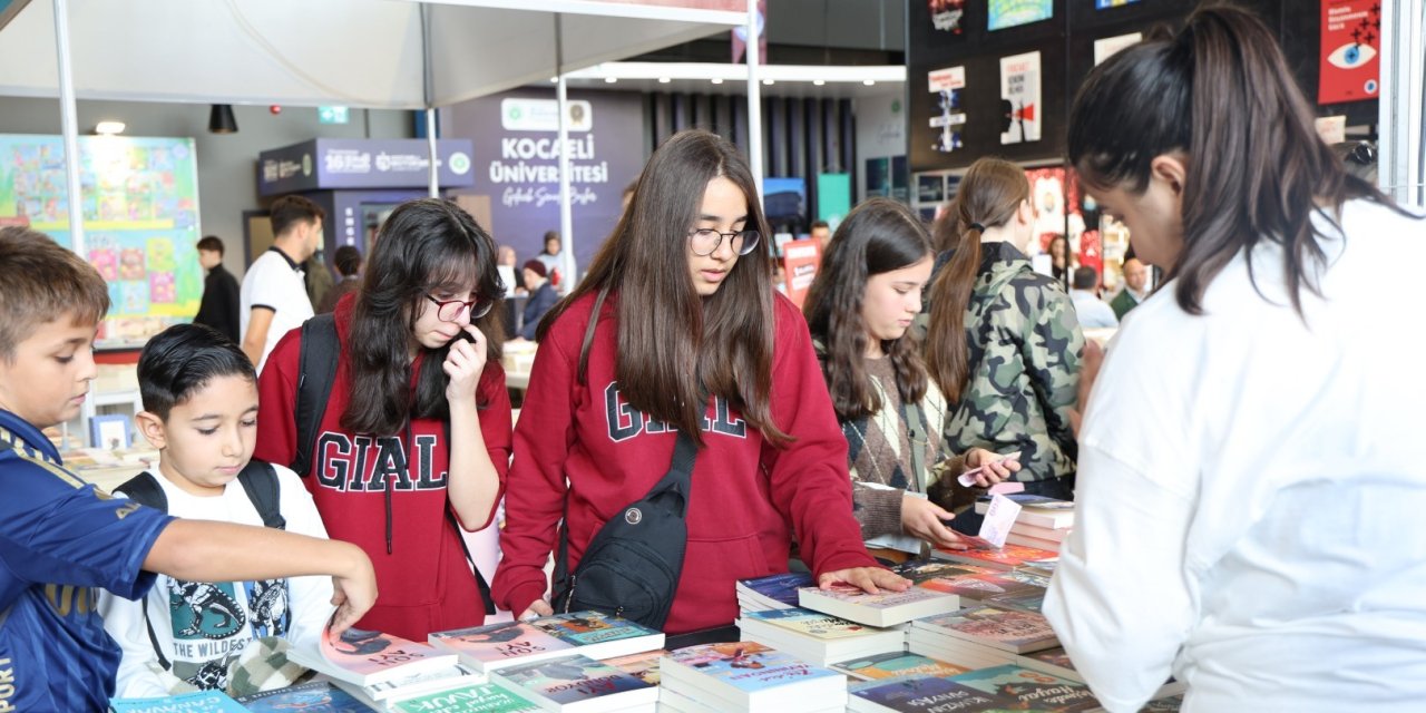 Öğrenciler kitapların dünyasını keşfediyor