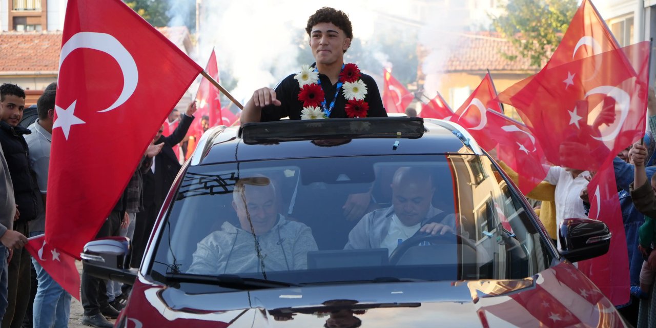 15 yaşındaki şampiyon  coşkuyla karşılandı