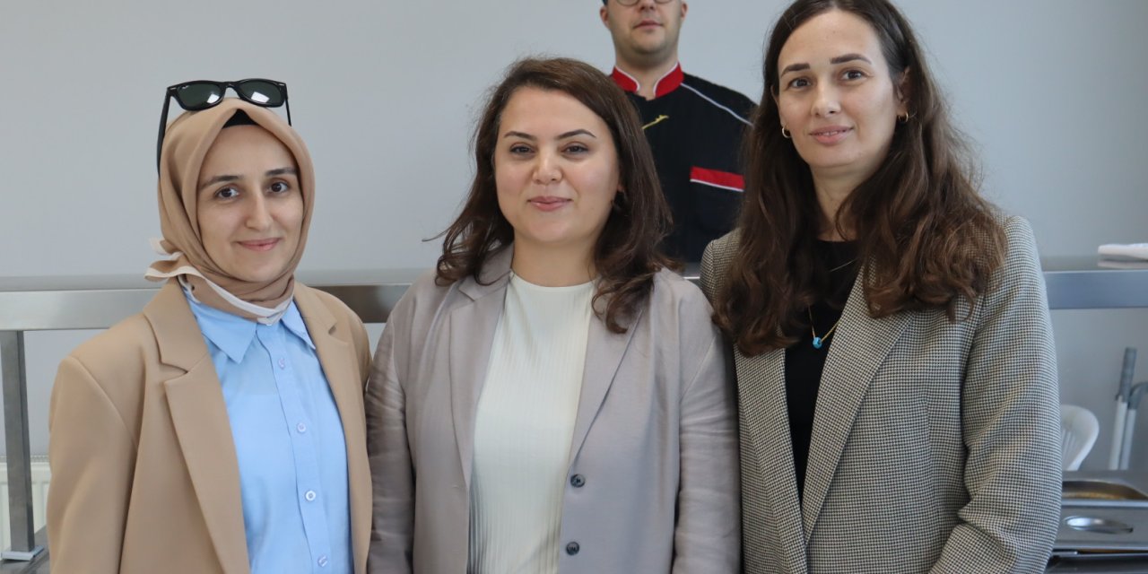 Üniversite öğrencileri  yemek ve aile ortamından memnun