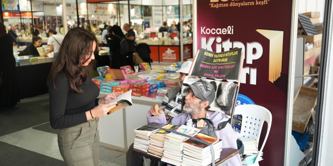 Tek parmağıyla 27 kitap yazdı