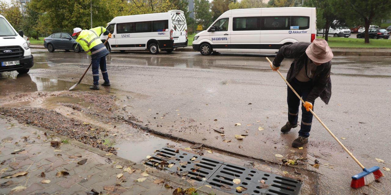 Ekiplerden yağmur mesaisi