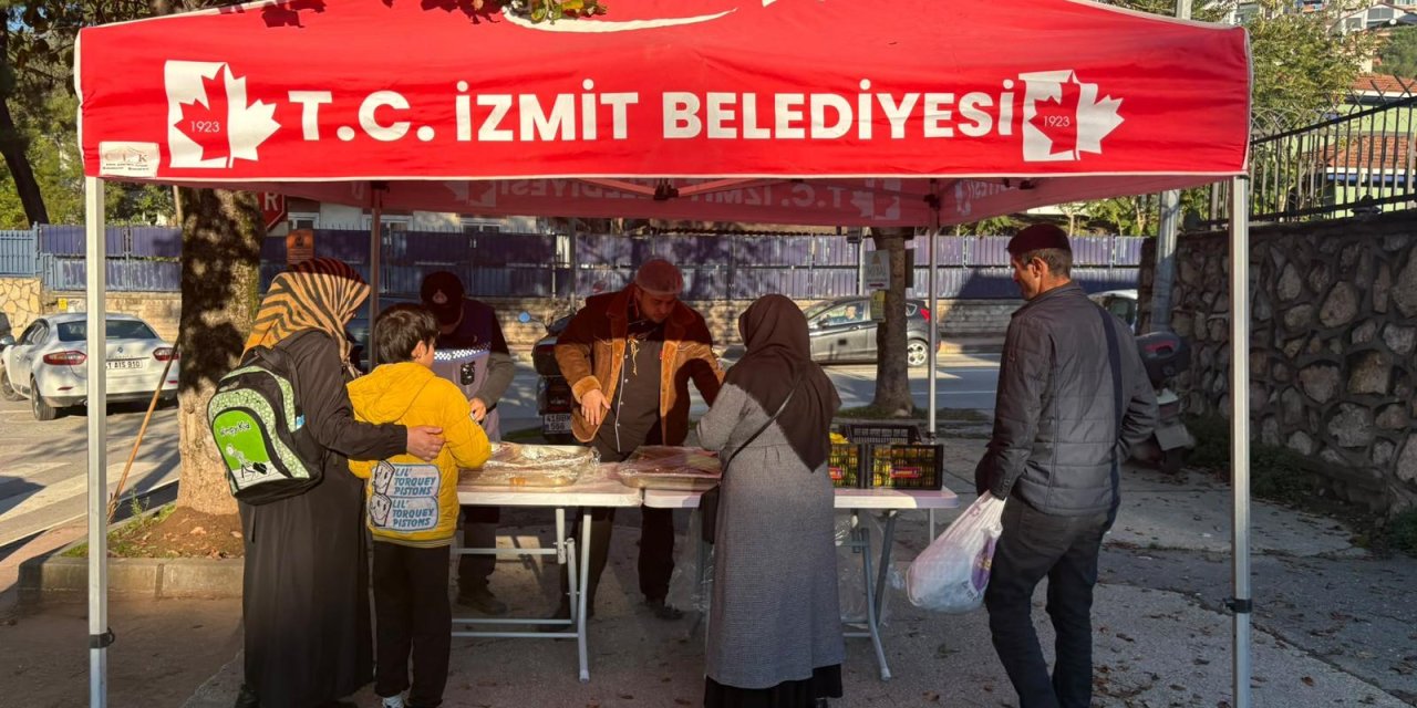 Öğrencilere kek ve mandalina ikramı