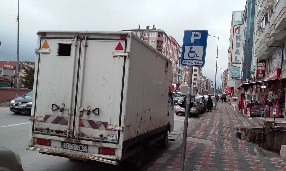 Kamyonu ile park etti!