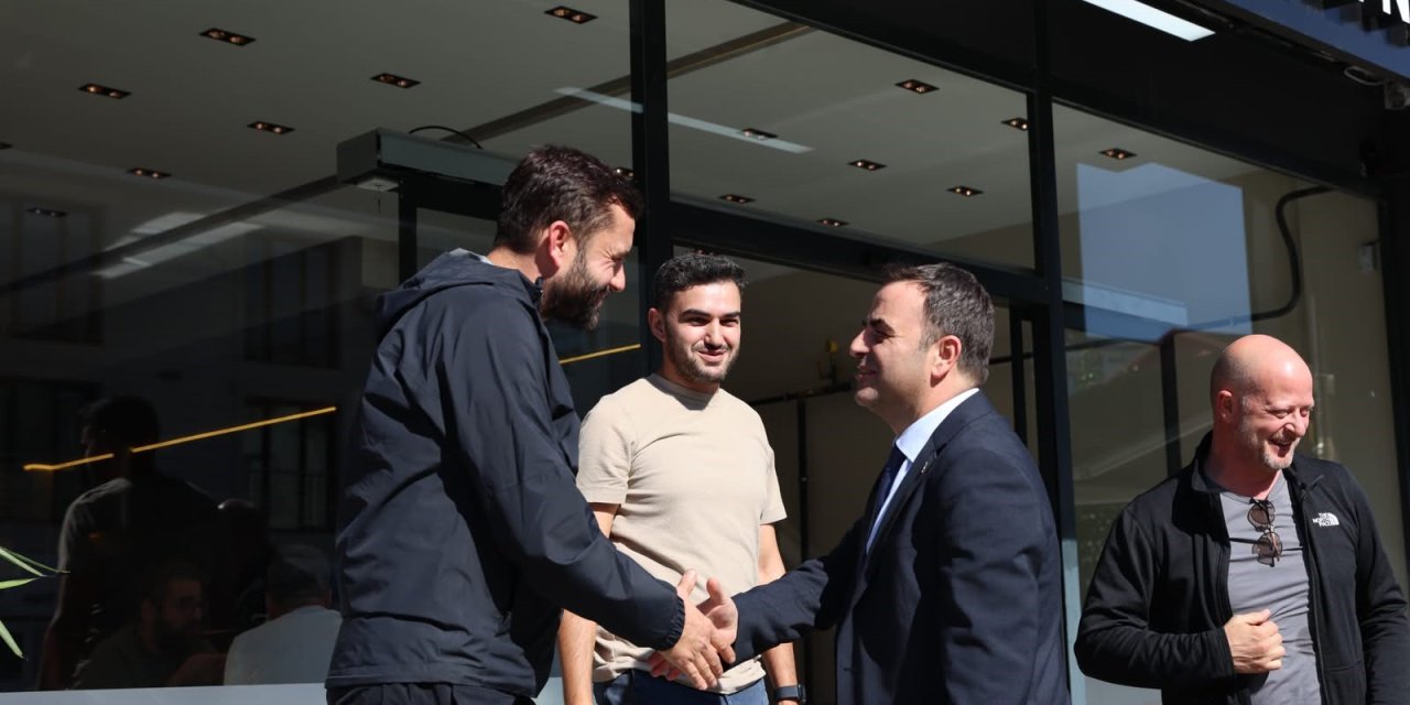 Özlü’den selzede esnafa destek