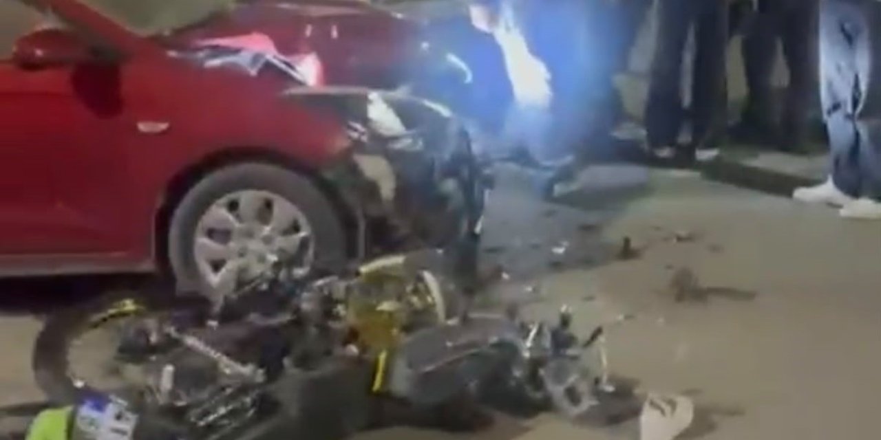 Otomobil ile motosiklet çarpıştı: O anlar kamerada