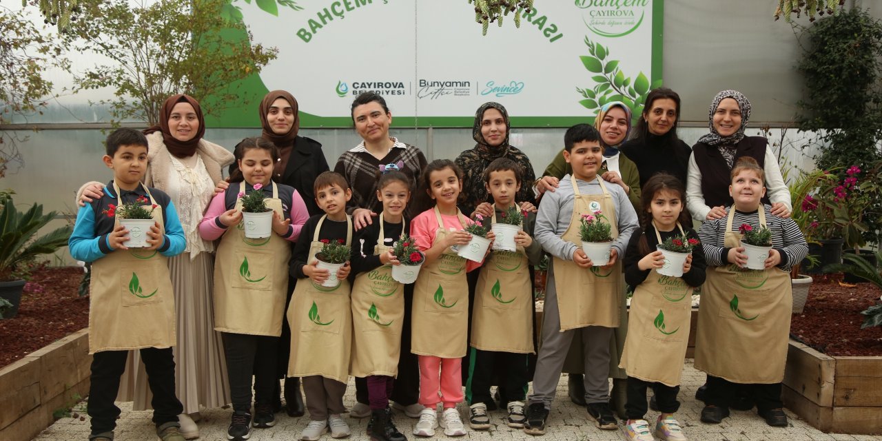 Bahçem Çayırova’da Adem Yavuz  İlkokulu minikleri karanfil dikti