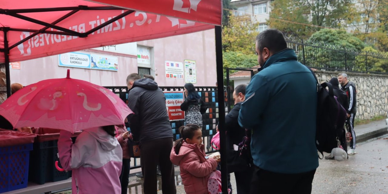 Beslenme Saati yağmura rağmen devam etti